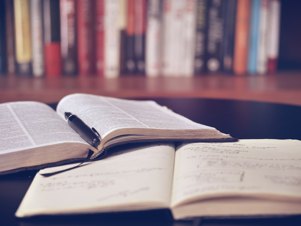 Buku terbuka sebagai simbol kamus istilah