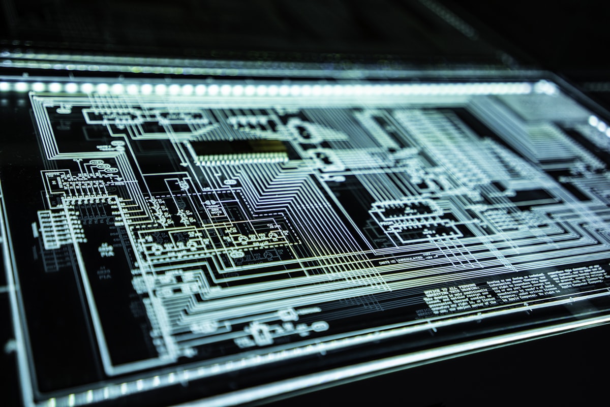 Papan sirkuit elektronik yang melambangkan keamanan digital