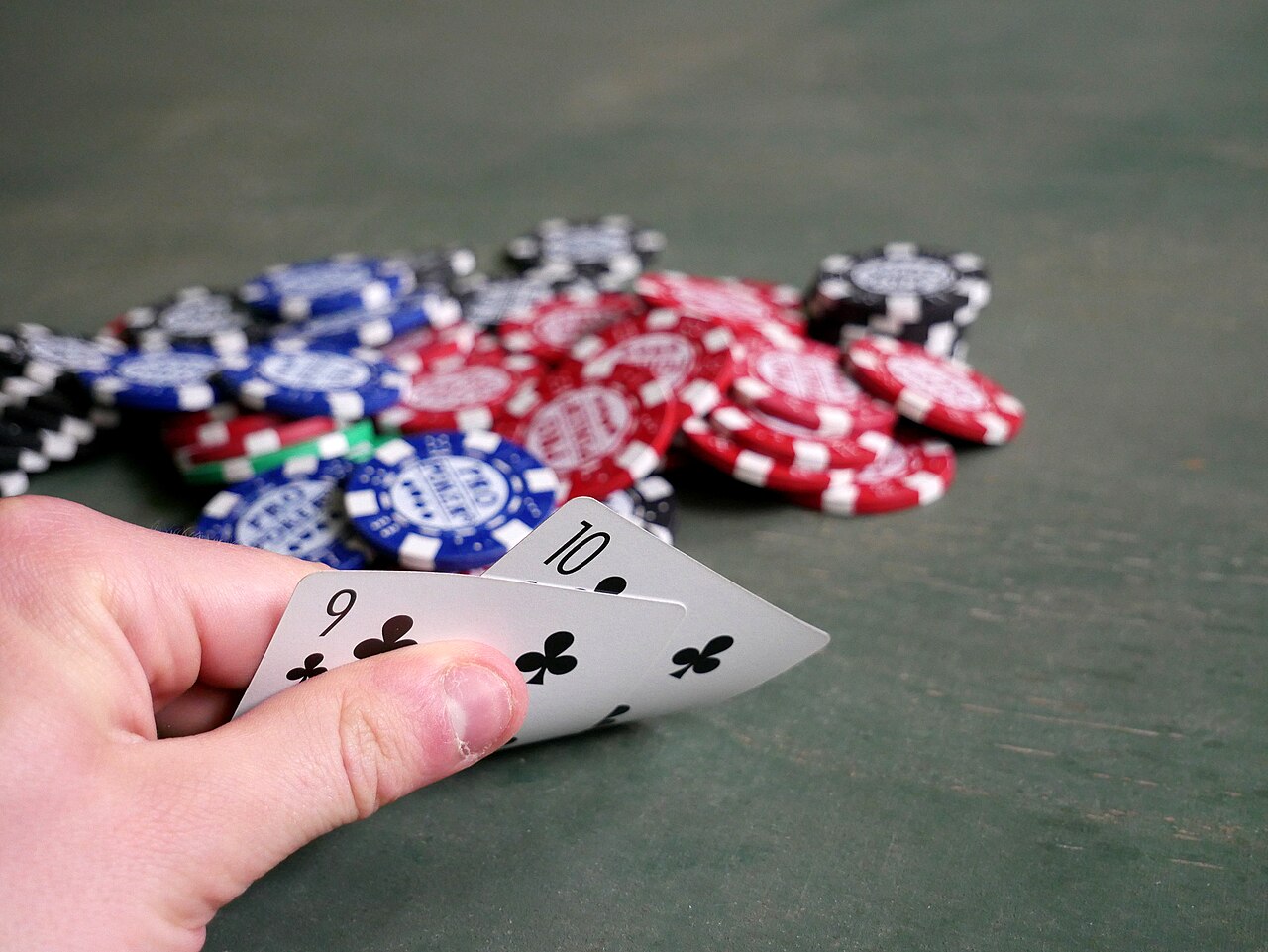 Kartu poker dan tumpukan chip di atas meja