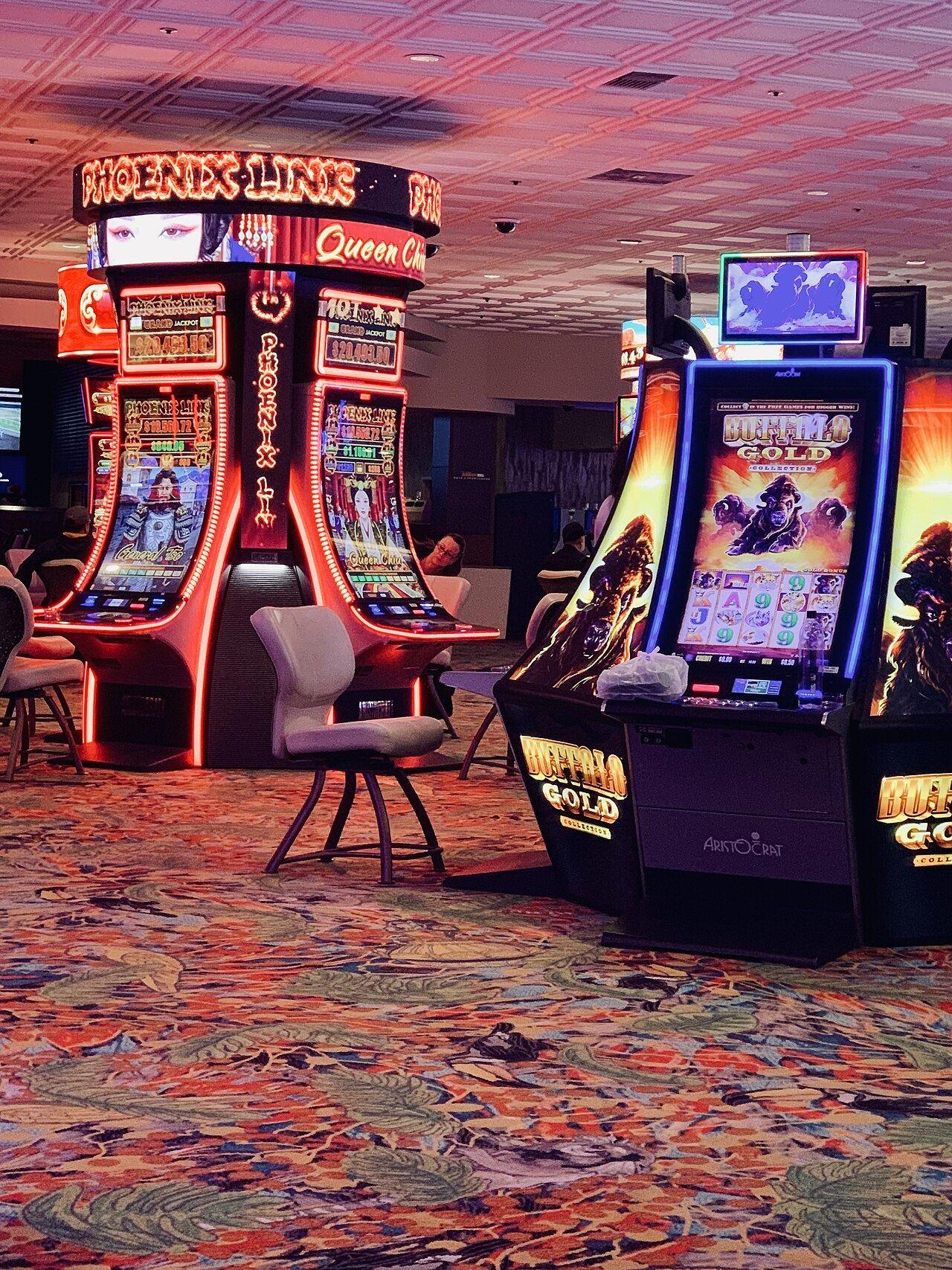 Deretan mesin slot di lantai kasino