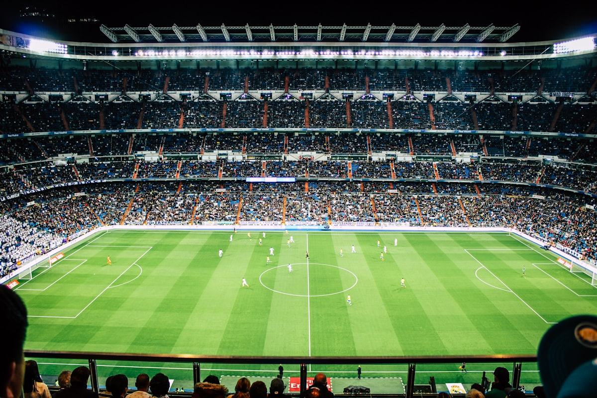 Stadion sepak bola dengan lapangan hijau